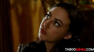 Отчим трахает худро падчерицу ҳамчун омӯзгор, ки ҳезуми распутную школьницу