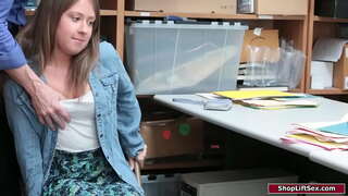 Brunete meitene ir nozvejotas zādzība veikalā un darbiniekam soda viņu.Viņš gropes viņai mazi pupi, un dominē viņas, lai dotu viņam bj.Pēc tam viņš dauza viņas incītis Brunete meitene ir nozvejotas zādzība veikalā un darbiniekam soda viņu.Viņš gropes viņai mazi pupi, un dominē viņas, lai dotu viņam bj.Pēc tam viņš dauza viņas incītis