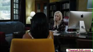 Avi Patīk vienkārši skatīties Kenzie Taylor bauda licking viņas incītis