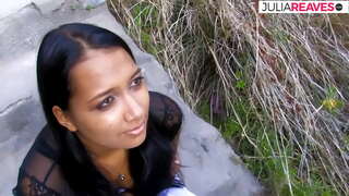 Viņš ļāva, lai izdrāzt karstā Latina anally pie vecās drupas