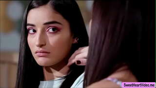 Alana Kruīza un Emīlija Willis izmantot viens otra mēli, lai orgasmu