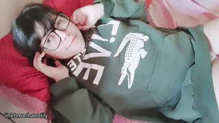 Tīņu meitene pieskaras viņas incītis