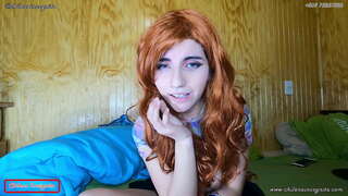 Meitene kļūst satraukti priekšā uz ekrāna