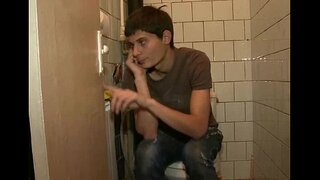 Ол ойнайды, үлкен мүшесі жігіт