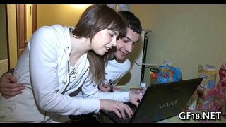 Sweet-meklē pusaudžu skaistums prasa smagu 10-pounder