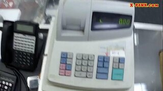 Blonde babe nagbebenta ng kanyang bag at pounded