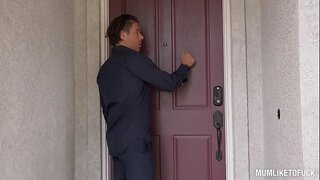 Milf Eva Notty premas her tight pussy kun masiva dick dum ŝia grandega boobs balanci?