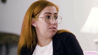 Sħun-anzjani u l-tagħha mara msieħba fil-kriminalità huma l-ippjanar fuq l-kbira li jmiss fil-mira.F&#039;daqqa waħda,tagħha prova uffiċjal tasal u jinvestiga l-sieħeb tagħha.Dawn jaġixxu bħall-koppja u tipprova li l-uffiċjal.Dawn jibdew kiss u l-annimal jilgħaq kull oħrajn big.