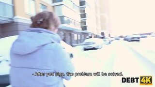 DEBT4K. Calibri Ingelosi bartender andinaku bafumane imali kodwa yena unako ukusebenzisa kwayo ngesondo charms