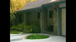 Īstermiņa haired jauno cāli vaid, kamēr braucieni lielo locekli viņas pakaļu pirmo reizi,