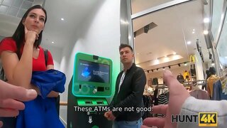 HUNT4K. Cilvēks skatās, kā viņa skaistums izpaužas iekļuva ar svešinieku