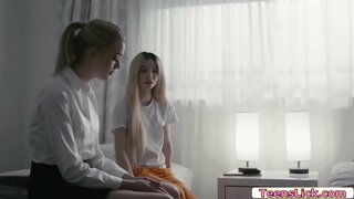 Kenzie Reeves pirkstiem un laiza viņas Schoolmate Anny Auroras maksts Kenzie Reeves pirkstiem un laiza viņas Schoolmate Anny Auroras maksts