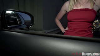 Ielas Gājējs Kļūst Palielinājies Par 2 Ragveida Puiši un Paņem Pimpi