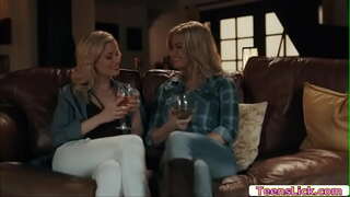 Rāms Sirēnas tikai izplatās viņas kājas un skatīties Charlotte Stokely ēšanas