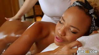 Iereibis masāža labāk ar savu lesbiešu masieris Iereibis masāža labāk ar savu lesbiešu masieris