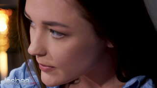 Lesbea Alya Stark facesitting og romantisk sex med tsjekkiske babe i hælene